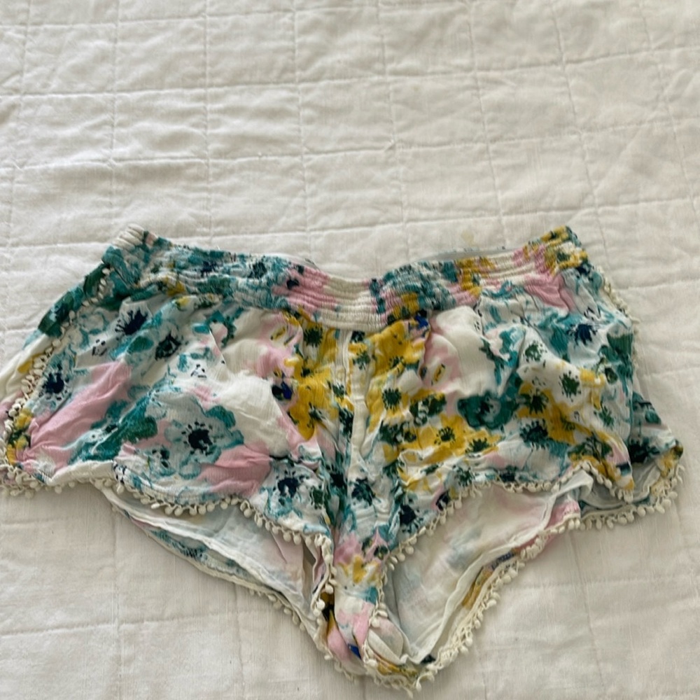 Cute floral O’Neill elastic pull on shorts